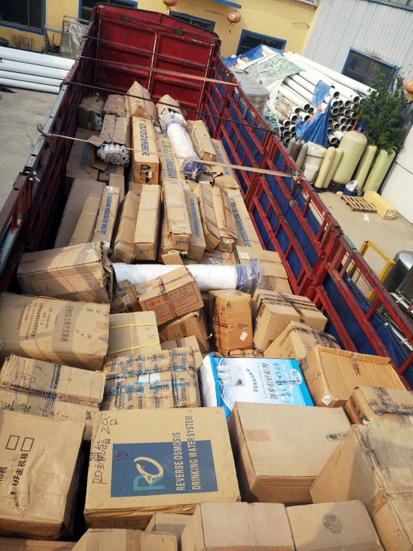 二手水處理設(shè)備配件裝車