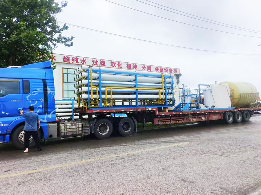 二手10噸雙級反滲透設(shè)備裝車